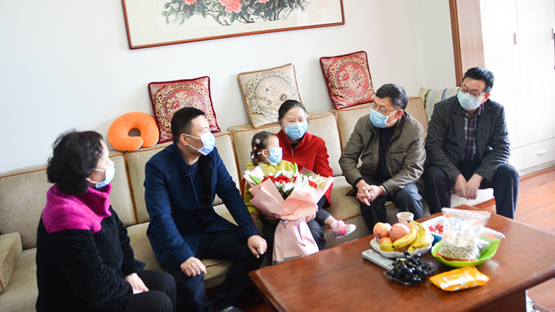 卫健康委领导慰问九院抗疫医护人员家属（网站2）.jpg