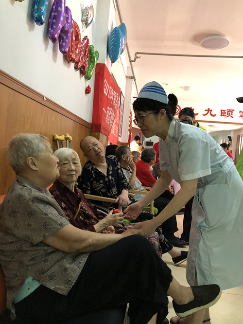 1621222748463452.jpg 胡敏华在养老院照护老人1.jpg