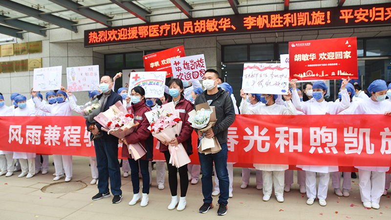 家属合照 传网站1.jpg