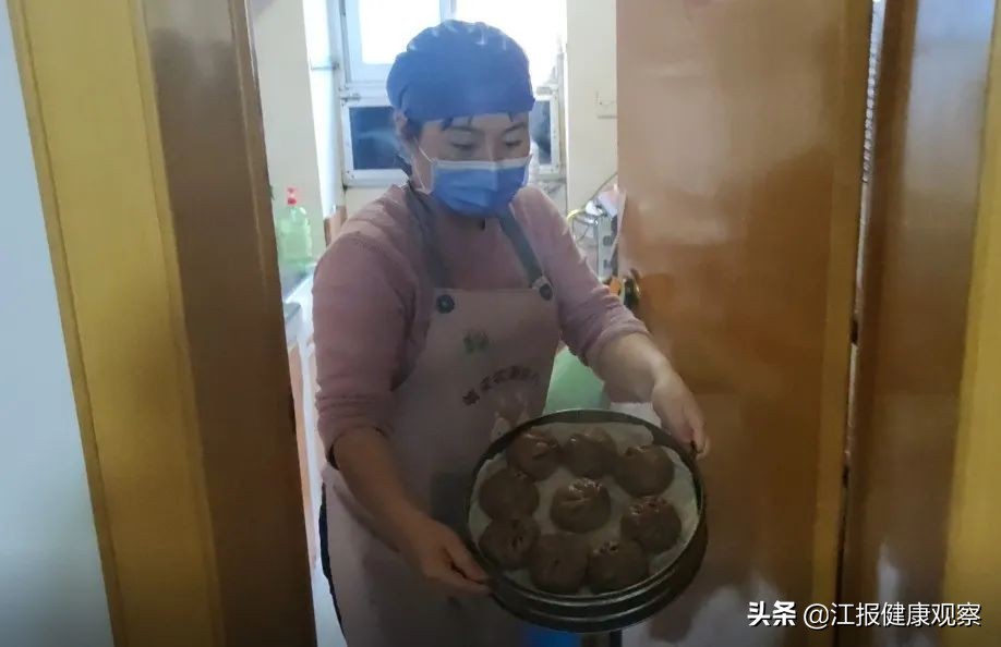 小包子大情怀 鲜花寄温情——南昌市第九医院志愿者让抗疫一线人员感受到“家的味道” 小包子大情怀 鲜花寄温情——南昌市第九医院志愿者让抗疫一线人员感受到“家的味道”